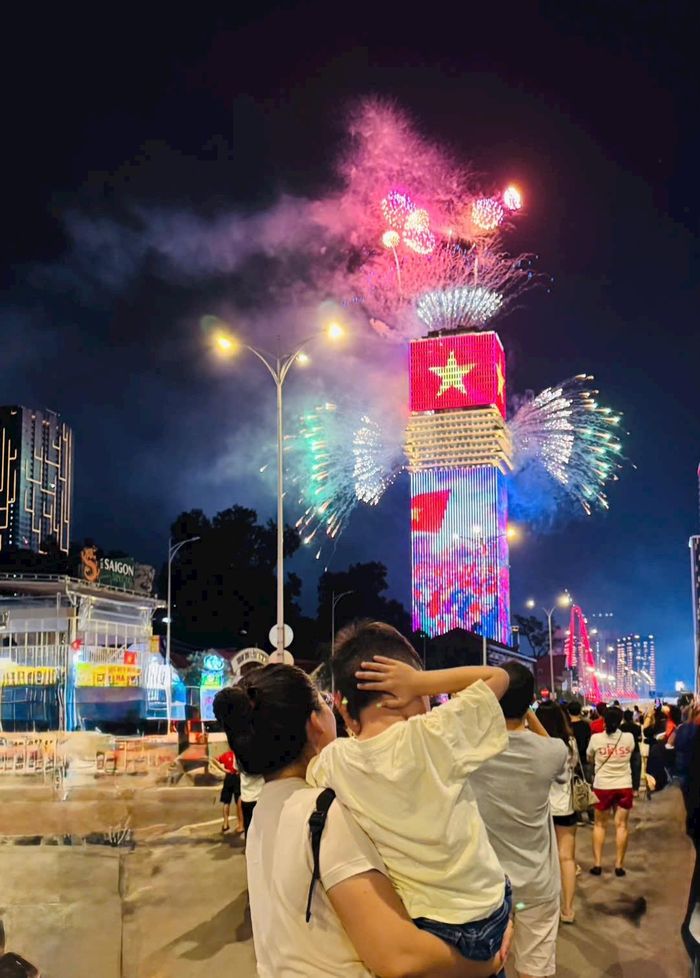 Người dân chiêm ngưỡng pháo hoa rực rỡ  