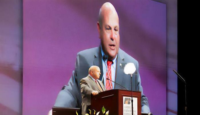 Ông Zippy Duvall, Chủ tịch Farm Bureau, gọi đây là một cú giáng mạnh vào ngành chăn nuôi và gửi thư đề nghị Tổng thống xem xét lại chính sách