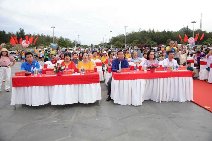 Các đại biểu và vận động viên tham dự Lễ khai mạc Giải chạy Tuy Hòa 2026 “Đón bình minh trên biển”.