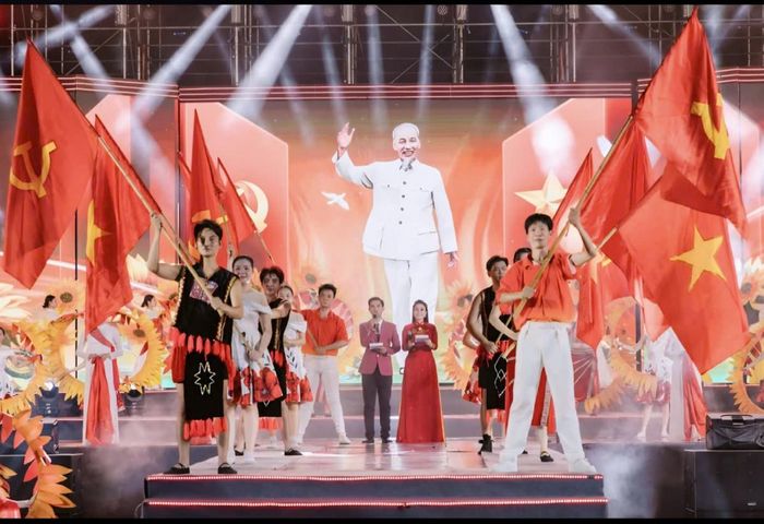 Chương trình nghệ thuật chào mừng Quốc khánh 2/9 diễn ra tối 2/9 tại Quảng trường Phú Yên.