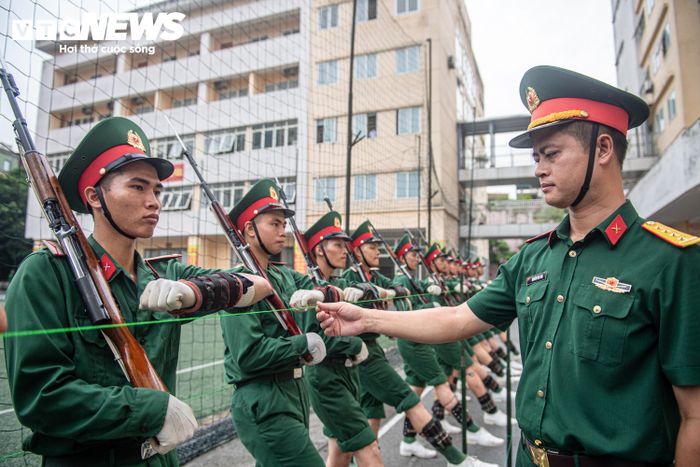 Đại úy Nguyễn Văn Tùng huấn luyện các chiến sĩ.