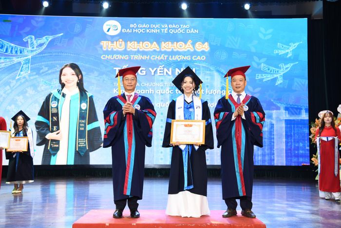 Nữ thủ khoa Yến Nhi tại lễ tốt nghiệp Đại học Kinh tế Quốc dân.