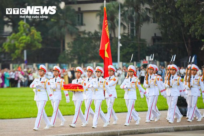 Đội hình gồm khối trưởng và chiến sĩ vác Quân kỳ là sĩ quan; 3 chiến sĩ thuộc Tổ Quốc kỳ, 2 chiến sĩ bảo vệ Quân kỳ và 30 chiến sĩ xếp thành 10 hàng ngang.