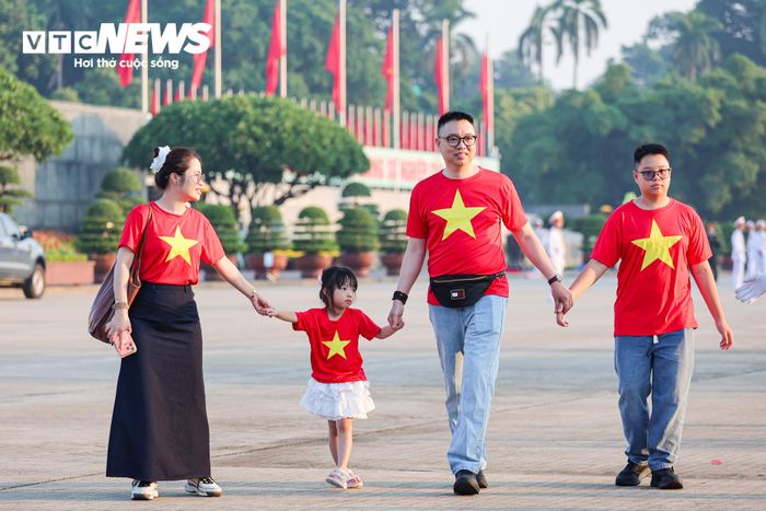 Nhiều em nhỏ được cha mẹ đưa đến Quảng trường Ba Đình từ sáng sớm để tận mắt chứng kiến nghi lễ và cảm nhận không khí đặc biệt của ngày lễ.