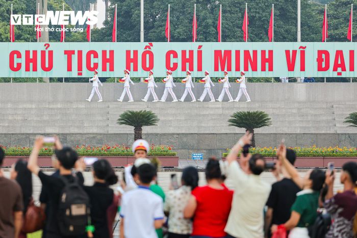 Khi hiệu lệnh vang lên, hàng nghìn người dân đồng loạt hướng về phía Lăng Chủ tịch Hồ Chí Minh. Nghi thức Thượng cờ bắt đầu trong sự theo dõi chăm chú của người dân có mặt tại Quảng trường Ba Đình.