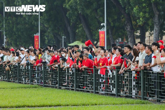 Khoảng 5h30, hàng nghìn người có mặt tại Quảng trường Ba Đình để chứng kiến Lễ Thượng cờ trong không khí trang nghiêm, thiêng liêng.