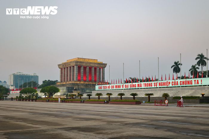 Từ sáng sớm, khu vực trước Lăng Chủ tịch Hồ Chí Minh đã đông kín người. Nhiều gia đình đưa con nhỏ đến Quảng trường Ba Đình, cùng chờ đợi khoảnh khắc Quốc kỳ tung bay trong ngày Tết Độc lập.