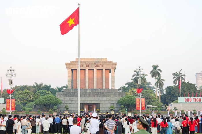 Đúng 6h, Quốc ca vang lên. Một chiến sĩ tung Quốc kỳ, lá cờ đỏ sao vàng từ từ được kéo lên đỉnh cột cờ trong tiếng nhạc hào hùng.