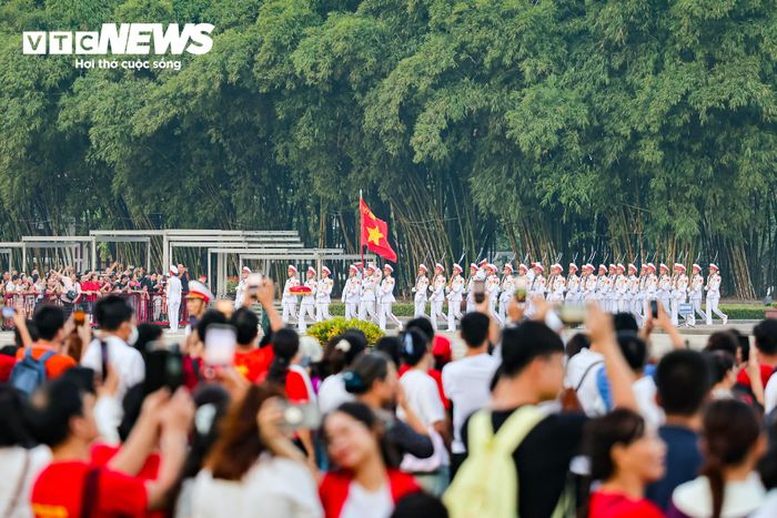 5h45, đội hình thực hiện nghi lễ gồm 37 cán bộ, chiến sĩ tiến vào lễ đài.