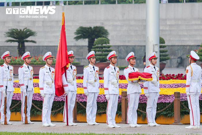 Từ ngày 19/5/2001, Lễ Thượng cờ tại Quảng trường Ba Đình, trước Lăng Chủ tịch Hồ Chí Minh, được thực hiện theo nghi thức của một nghi lễ cấp Quốc gia.