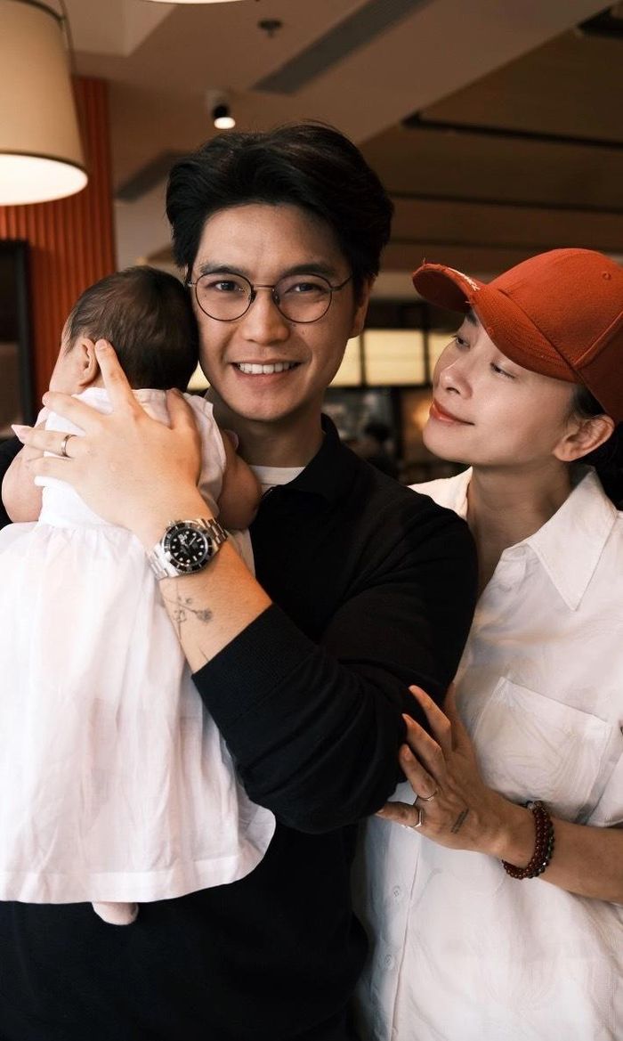 Vợ chồng Ngô Thanh Vân bên con gái Gạo sau khi gia đình đón thành viên mới.