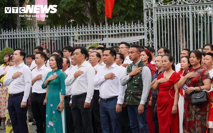 Để chủ động phục vụ lượng khách tăng cao trong dịp lễ, Hội trường Thống Nhất đã xây dựng phương án tổ chức phục vụ, tập trung vào việc tăng cường nhân sự tại các vị trí bán vé, hướng dẫn, điều tiết và phân luồng khách.