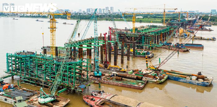 Trên mặt sông, những khối thép lớn lần lượt được đưa vào vị trí lắp dựng. Đây là giai đoạn quan trọng, đánh dấu dự án bước vào quá trình hình thành kết cấu phía trên của cầu chính.