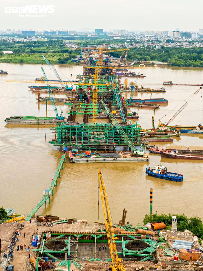 Điểm đầu dự án nằm tại khu vực ngã năm, nơi giao giữa các tuyến phố Trần Hưng Đạo, Trần Thánh Tông và Lê Thánh Tông. Tuyến cầu vượt sông Hồng, kết nối với phố Nguyễn Sơn, thuộc địa bàn các phường Long Biên và Bồ Đề.