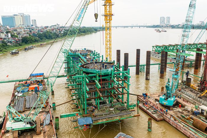 Để đưa các cấu kiện vào vị trí giữa sông, nhà thầu huy động hệ thống cần cẩu có sức nâng từ 250 đến 500 tấn, cùng đội ngũ công nhân, kỹ sư trực tiếp thi công và giám sát.