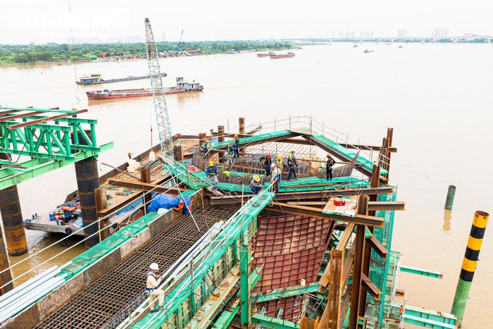 Theo kế hoạch, hệ dầm và vòm tại nhịp TC3-TC4 sẽ hoàn thành lắp dựng trong năm 2026. Sau đó, các hạng mục kết cấu tiếp theo được triển khai, từng bước hoàn thiện hệ vòm của cầu chính.