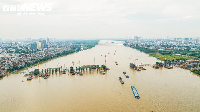 Cầu Trần Hưng Đạo được khởi công ngày 9/10/2025, là một trong những công trình giao thông trọng điểm của Hà Nội. Dự án có tổng chiều dài khoảng 4,18km, trong đó phần cầu chính vượt sông Hồng dài 870m.