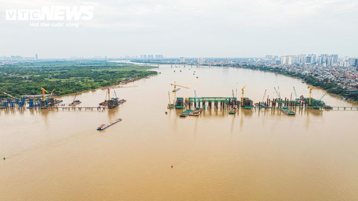 Cầu Trần Hưng Đạo được kỳ vọng tăng cường kết nối giữa khu vực trung tâm Hà Nội với phía Đông thành phố, đồng thời giảm áp lực giao thông cho các cầu Chương Dương và Vĩnh Tuy khi đưa vào khai thác. Dự án đang được đẩy nhanh tiến độ, hướng tới mục tiêu hoàn thành trước thời điểm diễn ra các sự kiện APEC 2027.