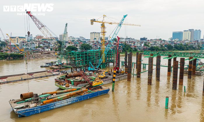 Trong những ngày nghỉ lễ 2/9, công trường trên sông Hồng vẫn duy trì nhịp độ thi công. Các nhóm công nhân, kỹ sư được bố trí tại nhiều vị trí, cùng hệ thống máy móc, thiết bị hoạt động liên tục nhằm bảo đảm tiến độ các hạng mục.