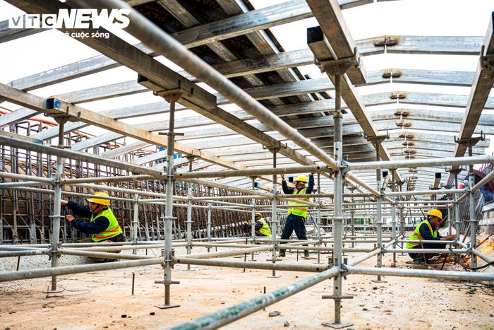 Để bảo đảm tiến độ, các nhà thầu tổ chức 28 mũi thi công trên toàn công trường, huy động khoảng 700 nhân sự cùng hơn 120 máy móc, thiết bị. Trong đó có 19 sà lan, cùng nhiều cần cẩu và thiết bị chuyên dụng phục vụ thi công trên sông.