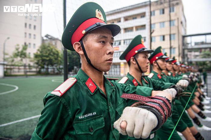 Với các chiến sĩ tiêu binh danh dự, yêu cầu về sự đồng đều trong đội hình cũng rất cao. Những người có chiều cao, hình thể và khuôn mặt tương đối giống nhau được lựa chọn. 
