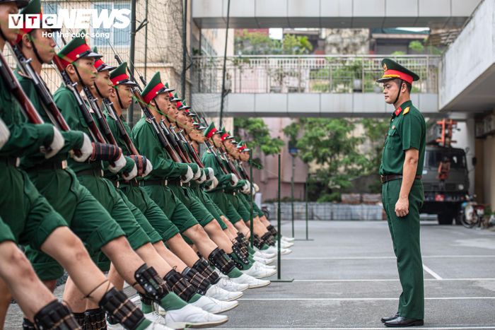 Ở giai đoạn này, cường độ tập luyện được nâng lên. Có những ngày chiến sĩ tập cả ngày lẫn đêm, thời gian huấn luyện có thể lên đến 10 giờ. Các bài tập được thực hiện trong nhiều điều kiện thời tiết để bộ đội làm quen với yêu cầu khi thực hiện nhiệm vụ thực tế.