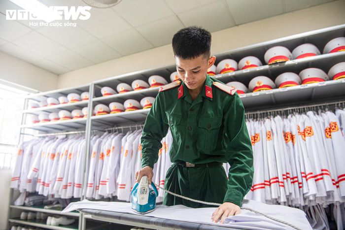 Đội hình 34 chiến sĩ thực hiện nghi lễ chào cờ hằng ngày trước Lăng Chủ tịch Hồ Chí Minh là đội hình có ý nghĩa đặc biệt. 