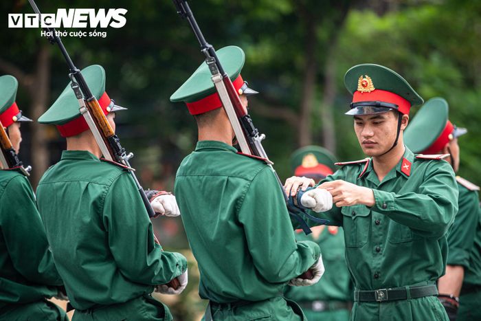 Trong quá trình huấn luyện, đứng nghiêm là một trong những nội dung được chú trọng. Thời gian ban đầu chỉ khoảng 30 phút, sau đó tăng dần lên 1 giờ, 2 giờ và 3 giờ. 