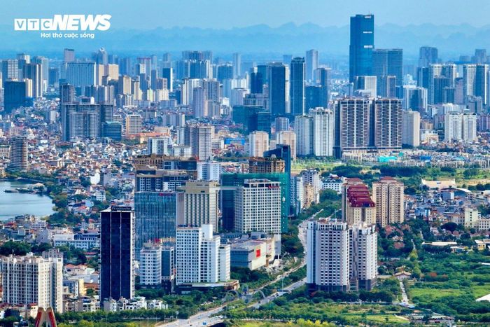Từ những tuyến đường đã hoàn thành, các công trình đang chạy đua về đích đến hệ thống vành đai, cầu vượt sông, hồ điều hòa và tổ hợp thể thao quy mô lớn, Hà Nội đang đồng thời giải quyết những điểm nghẽn hạ tầng hiện hữu và chuẩn bị cho không gian phát triển mới. Những công trình này, khi hoàn thành và đưa vào khai thác theo từng giai đoạn, sẽ tiếp tục tạo ra những thay đổi đáng kể về giao thông, cảnh quan và cấu trúc đô thị của Thủ đô.