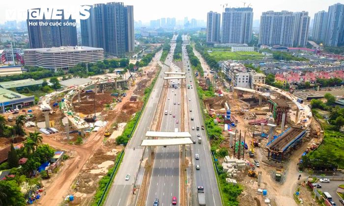 Ở cửa ngõ phía Tây, nút giao khác mức giữa Vành đai 3,5 và Đại lộ Thăng Long là một điểm nhấn mới của hệ thống giao thông Thủ đô.