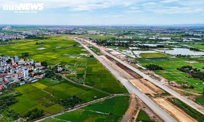 Cùng với những công trình đã và đang hoàn thiện, Hà Nội cũng đồng loạt triển khai các dự án quy mô lớn nhằm mở rộng không gian phát triển. Vành đai 4 Vùng Thủ đô là một trong những dự án lớn nhất. Toàn tuyến có chiều dài hơn 112 km, đi qua Hà Nội, Hưng Yên và Bắc Ninh, kết nối cao tốc Nội Bài - Lào Cai với cao tốc Nội Bài - Hạ Long.