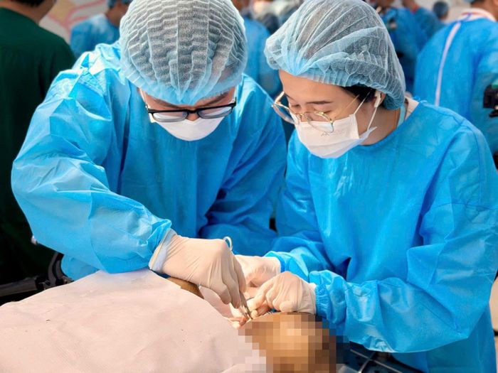 Nữ bác sĩ Nguyễn Thị Phương Thảo bị cuốn hút bởi lĩnh vực vi phẫu, đặc biệt là vi phẫu Tai.