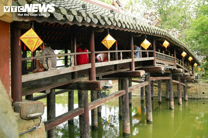 Toàn bộ cầu được thiết kế bằng gỗ lim, lợp bằng ngói lưu ly, được trang trí bằng những hình ảnh rồng phượng và được sử dụng nghệ thuật khảm sành sứ nổi tiếng của xứ Huế.