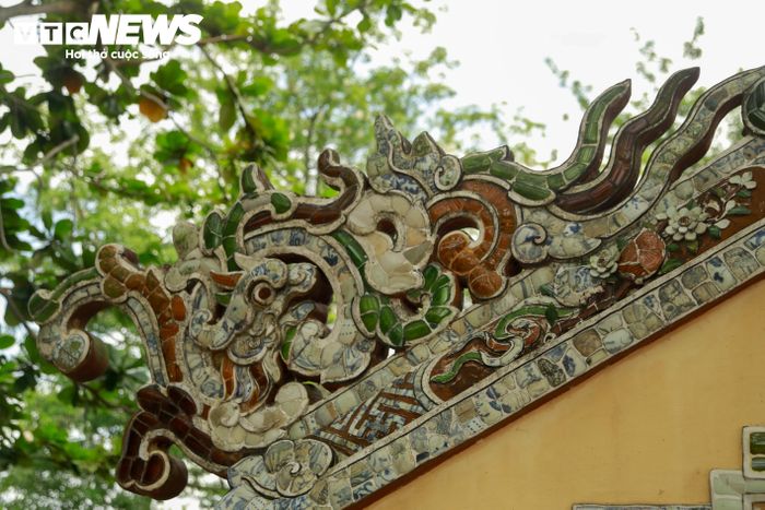 Cùng vì bỏ tiền cá nhân ra xây cầu mà bà Trần Thị Đạo được vua Lê Hiển Tông ban sắc khen ngợi. Đồng thời, miễn cho làng nhiều loại sưu dịch để người dân nhớ đến công ơn và noi theo tấm gương tốt của bà Đạo.