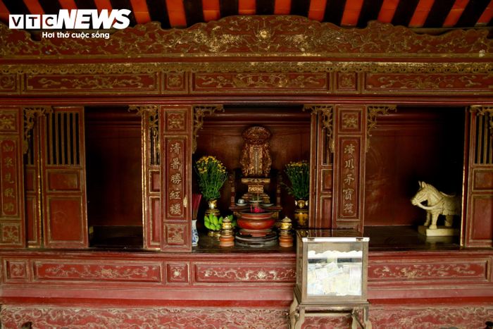 Năm 1925, vua Khải Ðịnh cũng ban sắc phong trần cho bà Trần Thị Đạo là Dực Bảo Trung Hưng Linh phò và lệnh cho dân lập bàn thờ ngay trên cầu để thờ cúng. Hiện nay gian giữa và cũng là gian lớn nhất trên cầu ngói Thanh Toàn là nơi đặt bài vị thờ bà Trần Thị Đạo.