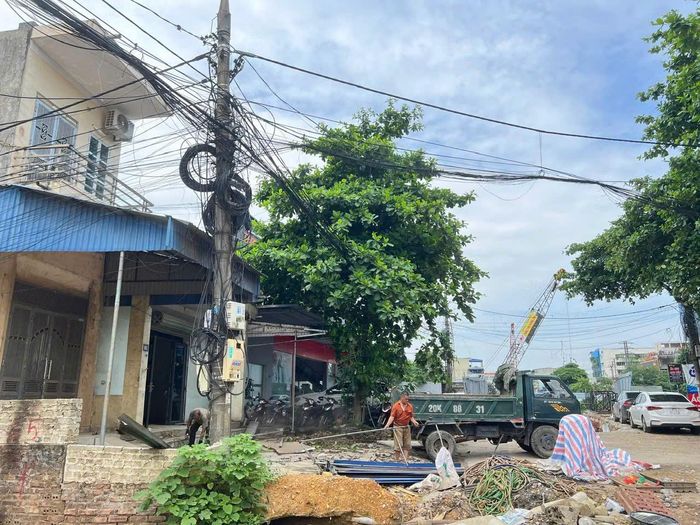 Một số hộ dân ở tổ dân phố Gia Bảy, phường Linh Sơn đã nhận tiền đền bù, bàn giao mặt bằng tuy nhiên nhà cửa vẫn chưa được tháo dỡ hoàn toàn.