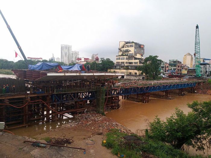 Dự án Xây dựng tuyến đê Hữu Cầu đoạn từ cầu Cao Ngạn đến đập Thác Huống đoạn từ cầu Gia Bảy đến khu vực Khu dân cư số 4 Túc Duyên đã thực hiện xong công tác phát quang, bóc tầng phủ, phá dỡ, thu dọn mặt bằng. Gói thầu xây lắp số 02 đang triển khai thi công tích cực.