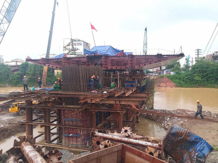 Không quản trời mưa bão, công nhân Tổng công ty xây dựng Trường Sơn vẫn tích cực thi công các hạng mục công trình cầu Gia Bẩy.