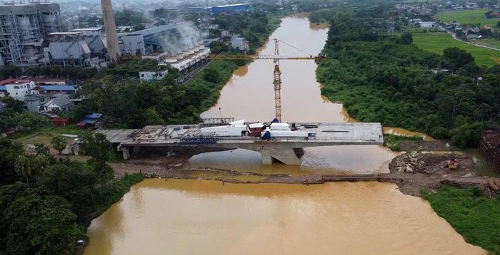 Cầu Quang Vinh 1 được thiết kế có kết cấu vòm, với kết cấu dầm liên tục bằng bê tông cốt thép dự ứng lựng đúc hẫng cân bằng đang được thi công vượt sông Cầu.