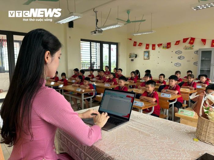 Chuyển đổi số giúp việc quản lý lớp học và hồ sơ học sinh được nhanh chóng, hiệu quả. (Ảnh: Đỗ Huệ)
