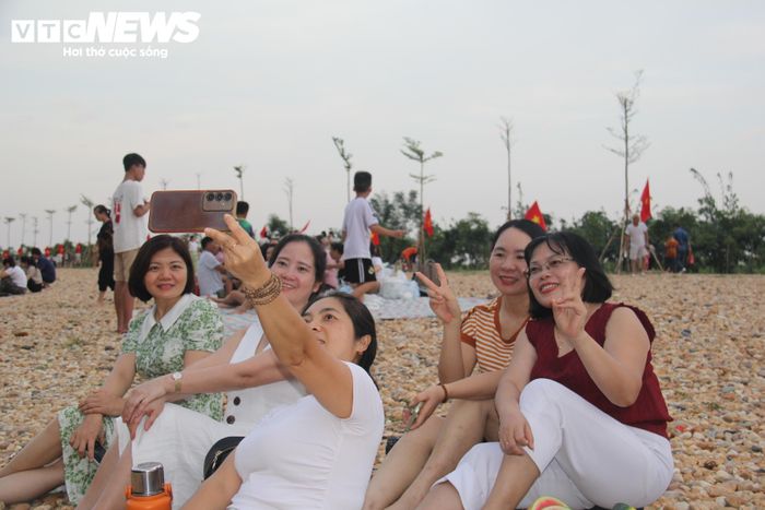 Nhiều người còn hào hứng tự chụp ảnh tại khu vui chơi.