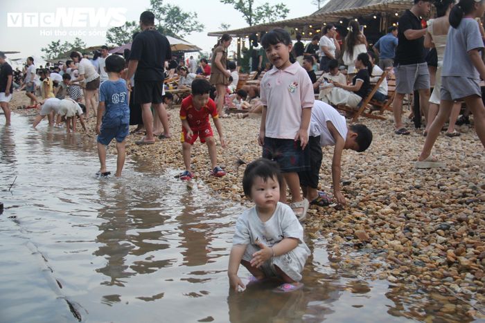 Các em nhỏ cũng hồn nhiên vui đùa tại khu du lịch Bãi Sỏi.