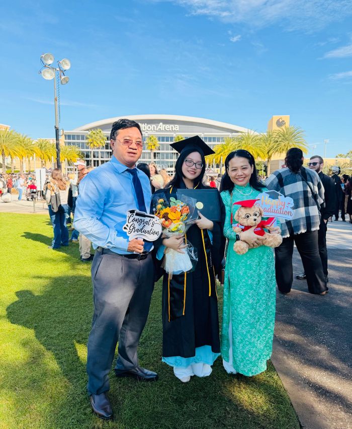 Khánh Linh tự hào diện trang phục truyền thống Việt Nam đón bố mẹ bay sang dự lễ tốt nghiệp đại học ở Mỹ.
