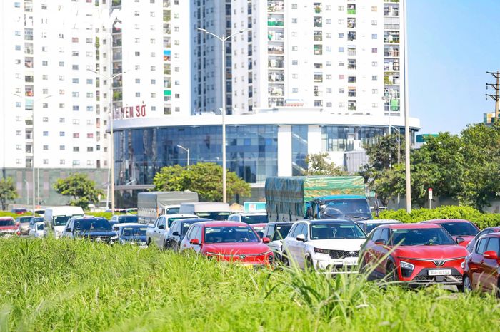 Dòng xe nối dài, di chuyển chậm theo hướng vào nội đô.