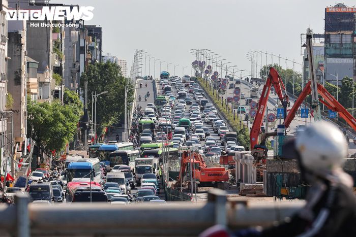 Đường lên cầu Vĩnh Tuy, Cổ Linh, Đàm Quang Trung… lượng phương tiện tăng mạnh nối đuôi nhau thành hàng dài.