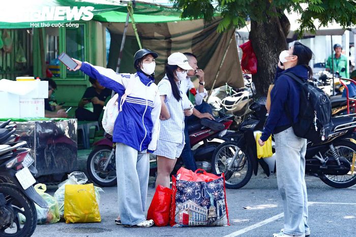 Thời tiết Hà Nội chiều 2/9 nắng khá gay gắt. Sau quãng đường dài từ quê ra Hà Nội, nhiều hành khách tiếp tục phải di chuyển dưới trời nắng để về nơi ở.