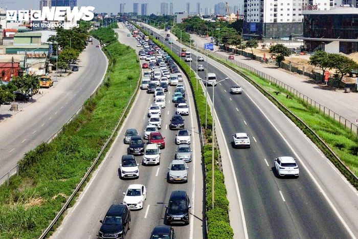 Đường Vành đai 3 trên cao theo hướng vào trung tâm Hà Nội phương tiện nối đuôi nhau.