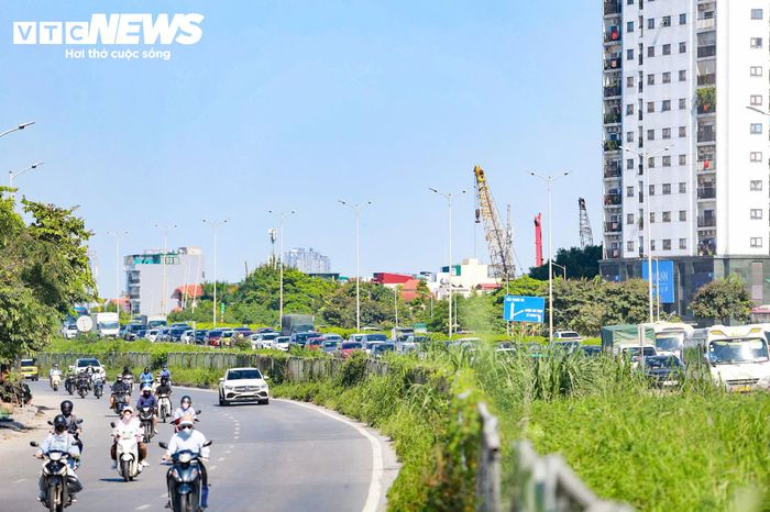 Ghi nhận lúc 14h30 trên cao tốc Pháp Vân - Cầu Giẽ, lượng phương tiện hướng vào trung tâm Hà Nội tăng nhanh.