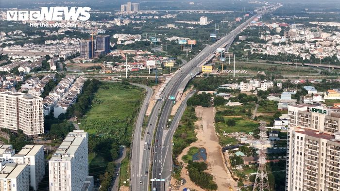 Theo đại diện Đội Cảnh sát giao thông đường bộ cao tốc số 6 (Đội 6), Phòng 6, Cục Cảnh sát giao thông, phần lớn người dân đã chủ động trở lại thành phố từ ngày 1/9 để tránh thời điểm cao điểm. Việc người dân trở lại TP.HCM sớm giúp áp lực giao thông trên tuyến cao tốc TP.HCM - Long Thành - Dầu Giây trong ngày cuối kỳ nghỉ giảm đáng kể.
