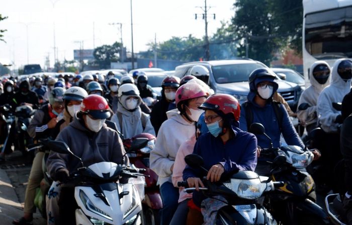 Tại các giao lộ trên Quốc lộ 1 theo hướng vào trung tâm TP.HCM, phương tiện ken kín mặt đường, dòng xe nối dài khoảng 2 km.